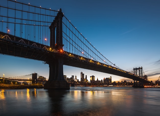 Ponte de Manhattan à noite