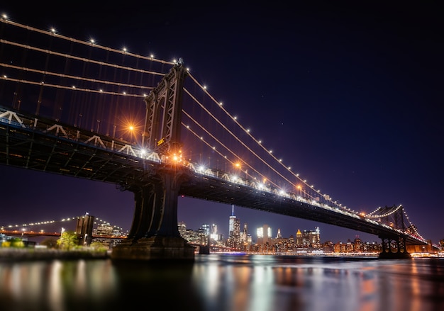 Ponte de Manhattan à noite