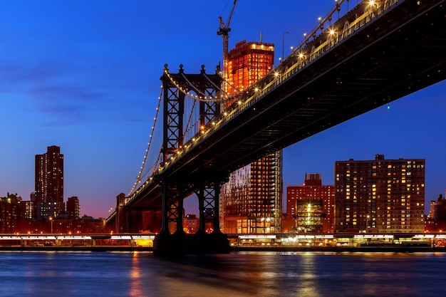 Ponte de Manhattan iluminada ao entardecer muito longa exposição