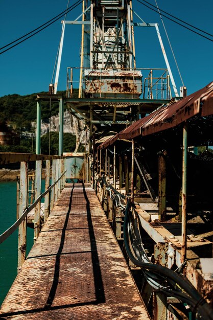 Foto ponte de metal contra o céu