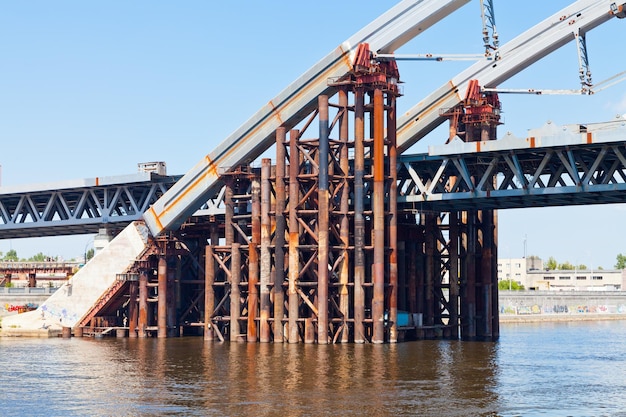 Ponte de metal no rio dnieper