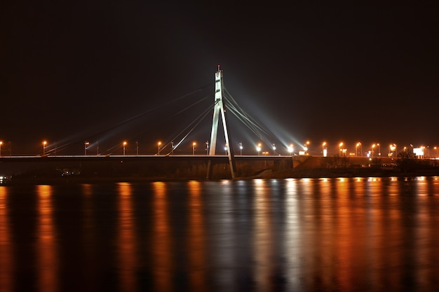 Ponte de moscou em kiev à noite. horizonte da cidade de kiev