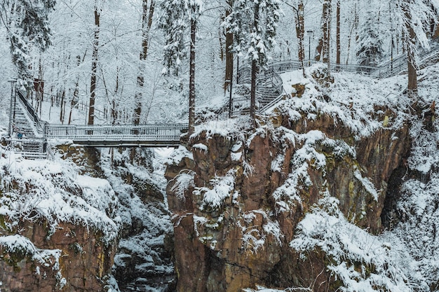 Ponte de neve em um parque de montanha