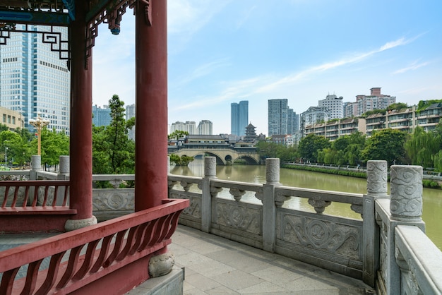 Ponte de nove buracos e arranha-céus em chuengdu, china