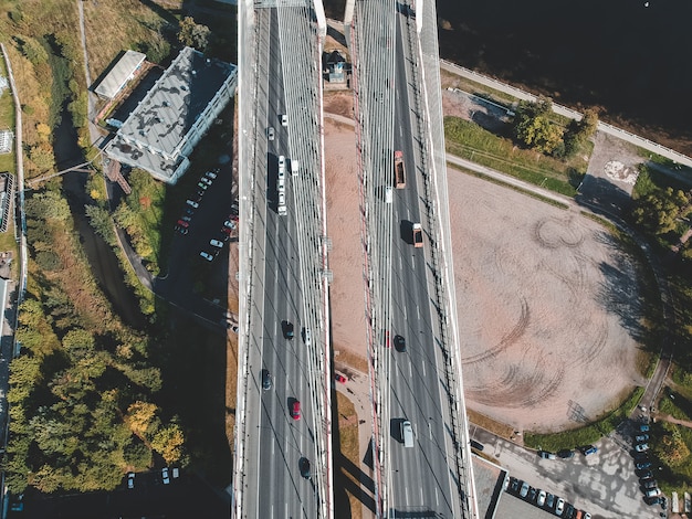 Ponte de parafuso Aerialphoto sobre o rio Neva. São Petersburgo, Rússia. Flatley