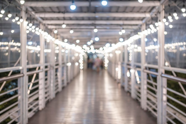 Ponte de passagem contemporânea de fundo branco de desfoque abstrato com luz