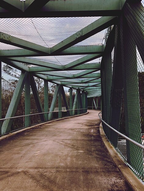 Foto ponte de pedestres coberta vazia