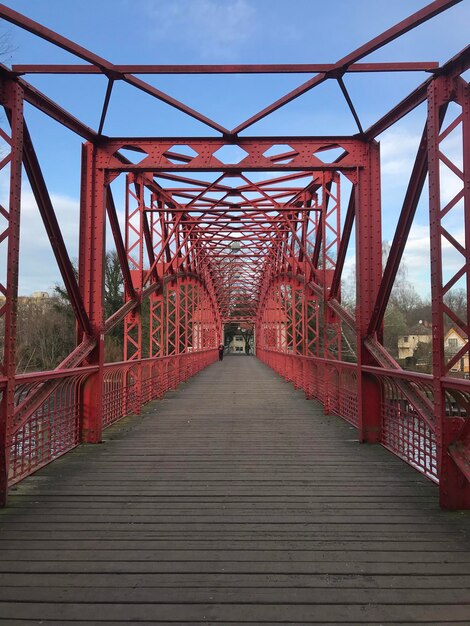 Foto ponte de pedestres contra o céu limpo