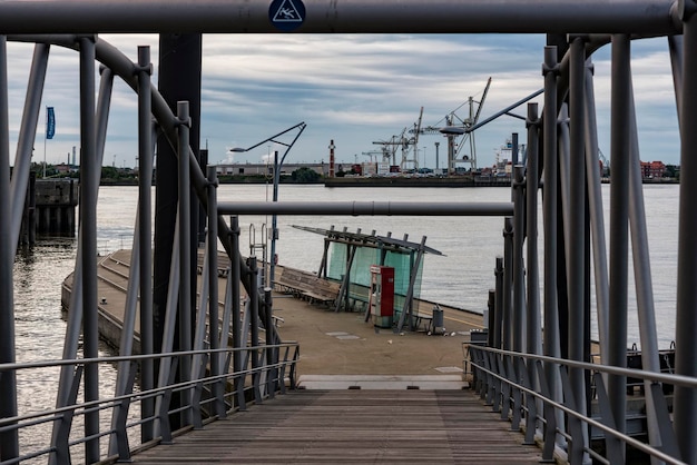 Ponte de pedestres que leva ao cais sobre o rio na doca comercial