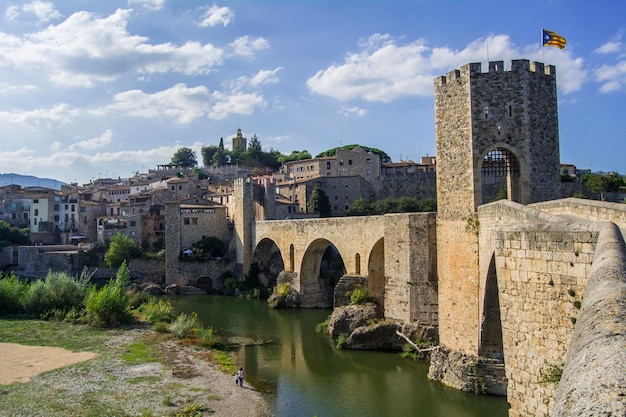 Ponte de pedra fortificada besalu espanha