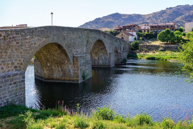 Ponte de pedra medieval sobre o rio Tormes, uma vez que passa pela antiga vila de Barco de Avila Espanha