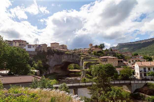 Ponte de pedra natural criada pelo rio Nela Puentedey Burgos Espanha