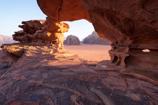 Ponte de pedra natural no deserto seco e quente de Wadi Rum Jordan semelhante a Marte