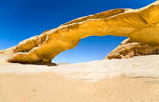 Foto ponte de pedra no deserto de wadi rum, jordânia