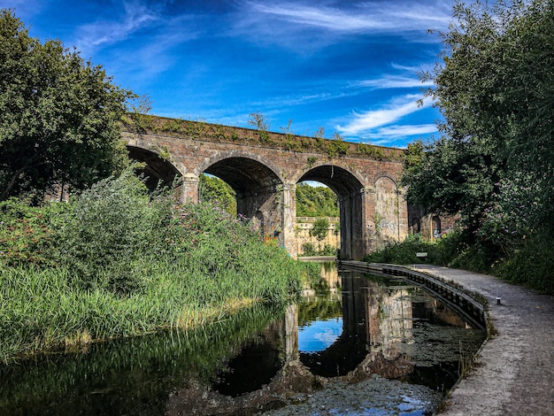 Ponte de pedra no topo de um rio