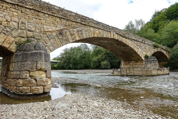 Ponte de pedra pitoresca de Dakhovsky sobre o rio Dakh Adygea Rússia 2021