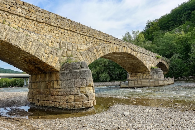 Ponte de pedra pitoresca de dakhovsky sobre o rio dakh adygea rússia 2021