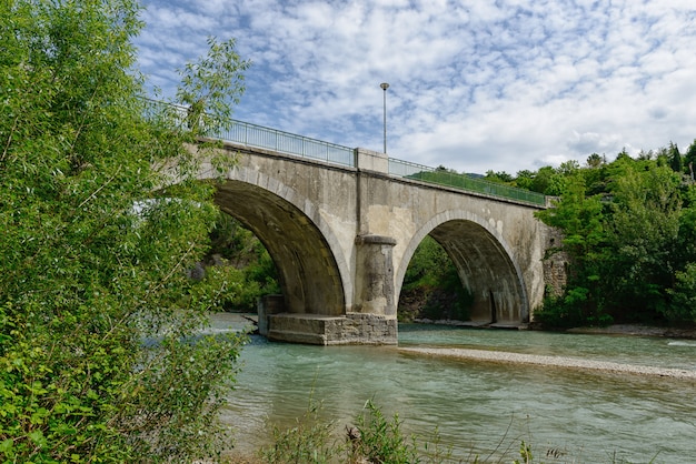 Ponte de pedra sobre o rio Drome na França.