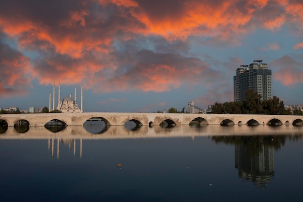 Foto ponte de pedra takpr em turco e a mesquita principal em adana turquia