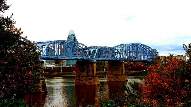 Foto ponte de pessoas roxas sobre o rio contra o céu