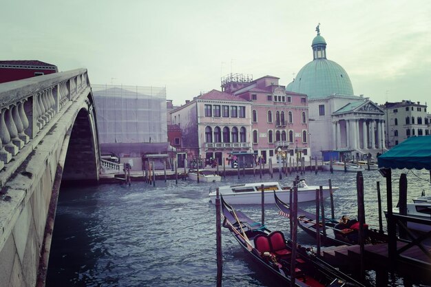 Ponte de Rialto em Veneza Canal Grande Itália