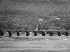 Foto ponte de rockville sobre o rio susquehanna contra a montanha das árvores