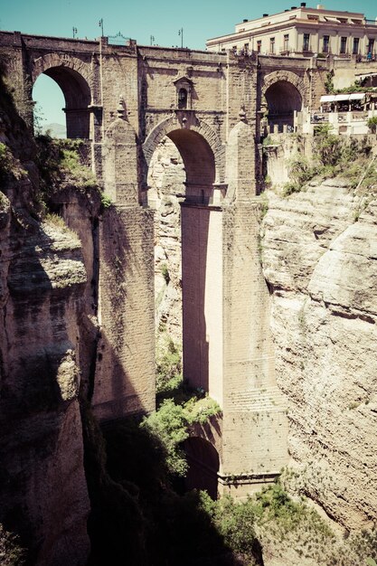 Foto ponte de ronda, uma das aldeias brancas mais famosas de málaga, andaluzia, espanha
