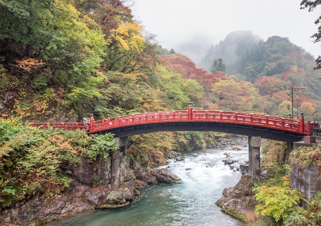 Ponte de shinkyo em nikko tóquio, japão na temporada de outono