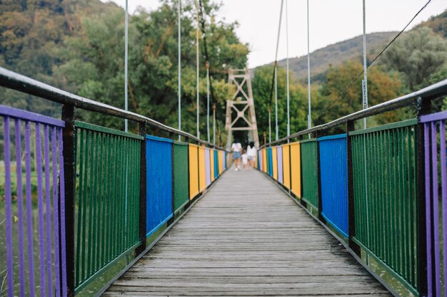 PONTE DE SUSPENSÃO MULTI-COLORIDA