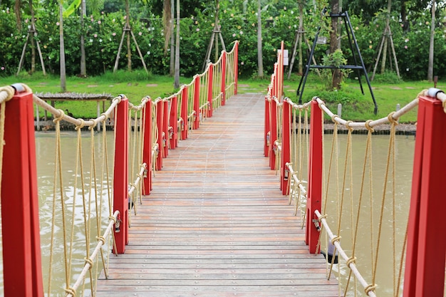 Ponte de suspensão de madeira da corda para o rio do cruzamento da caminhada.