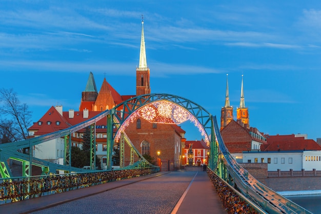 Ponte de Tumski à noite em Wroclaw, Polônia