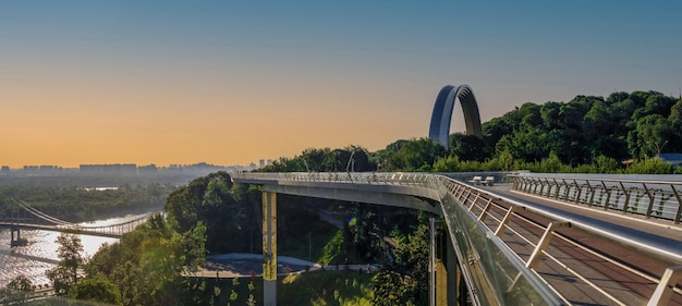 Ponte de vidro para pedestres em Kiev, Ucrânia, em uma manhã ensolarada de verão