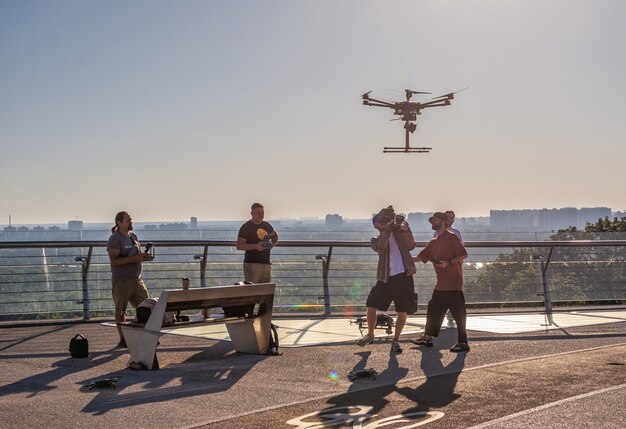 Ponte de vidro para pedestres em Kiev, Ucrânia, em uma manhã ensolarada de verão