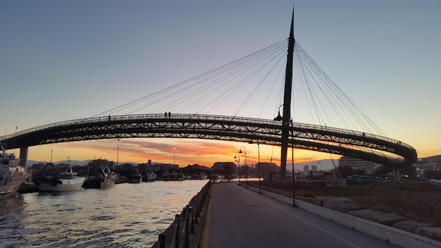 Ponte del mare sobre o rio Aterno-Pescara contra o céu durante o pôr do sol