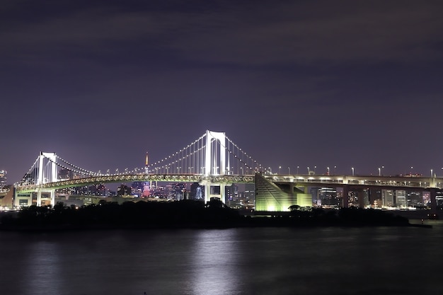 Ponte do arco-íris de Tóquio à noite