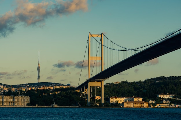 Ponte do Bósforo em Istambul para o lado asiático