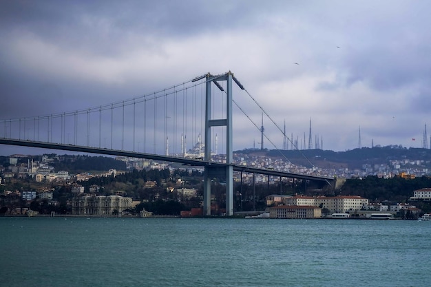 Ponte do Bósforo sobre o Mar de Mármara em Istambul