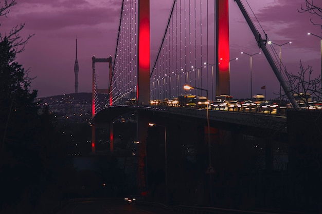 Ponte do bósporo de longa exposição com cores dramáticas temperamentais e modernas durante o crepúsculo