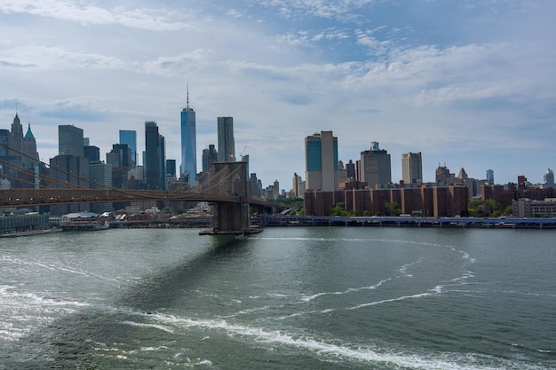 Ponte do brooklyn sobre east river view lower manhattan waterfront em nova york nos