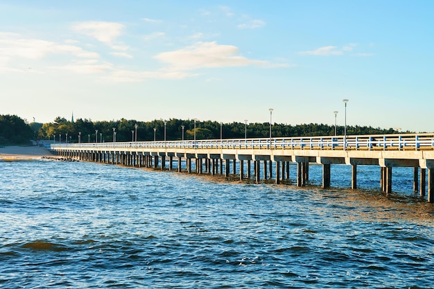 Ponte do mar sobre o mar Báltico no resort Palanga, Lituânia