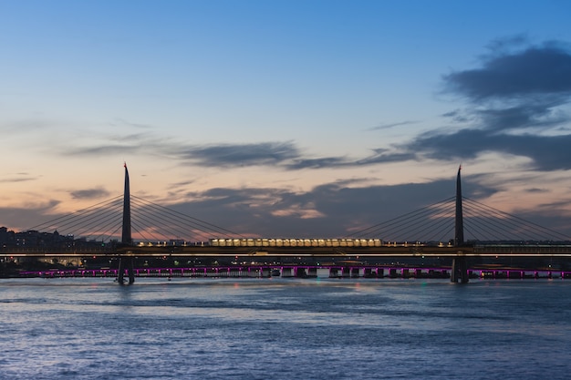 Ponte do metrô através do Corno de Ouro em Istambul, Turquia