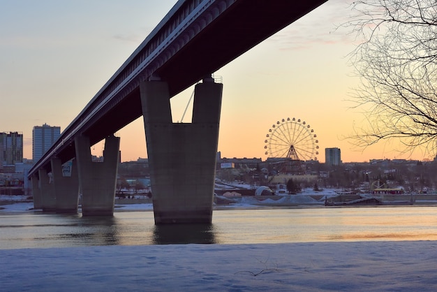 Ponte do metrô em Novosibirsk pela manhã