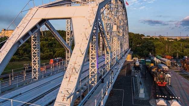 Ponte do museu da ponte ferroviária histórica sobre o projeto do rio Amur por lavr proskou ...