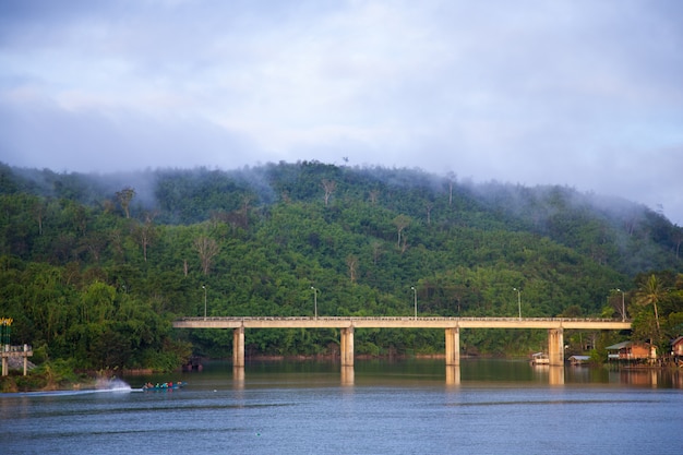 Ponte do outro lado do rio.