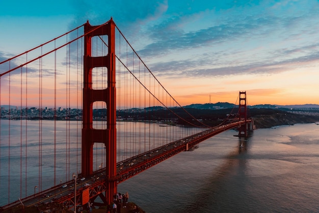 Foto ponte do portão dourado contra o céu durante o pôr do sol