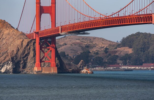 Ponte do Portão Dourado sobre a Baía da Água