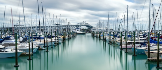 Ponte do porto de auckland em auckland, nova zelândia