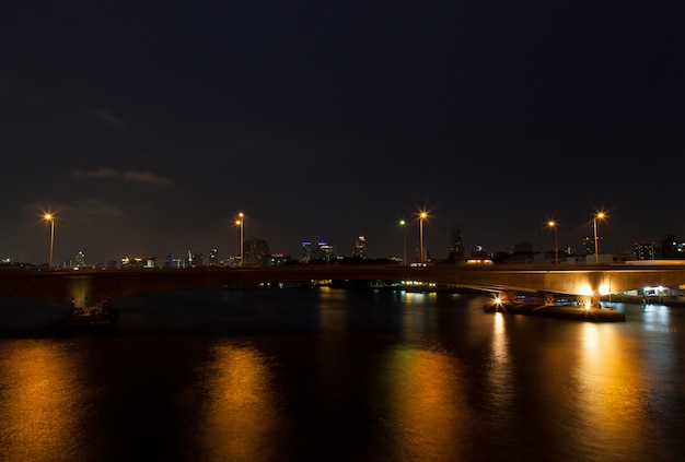 Ponte do rio à noite.