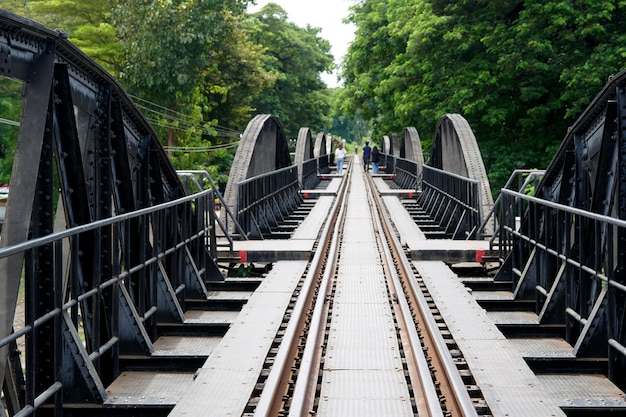 Ponte do Rio Kwai Kanchanaburi Tailândia, a linha férrea de bitola métrica da Tailândia à Birmânia.