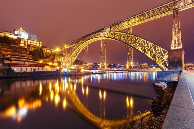 Ponte Dom Luis I no Porto à noite, Portugal.